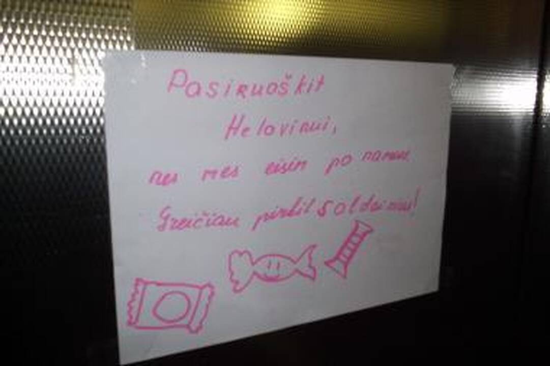 Apie artėjantį heloviną vaikai kaimynams priminė raštu 