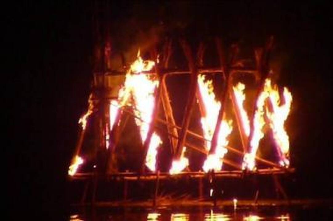 Juodkrantėje liepsnos nendrinės skulptūros