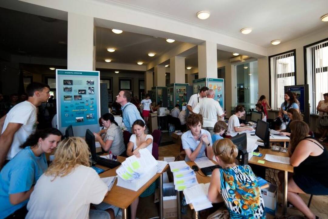 Į studijų patvirtinimą – ir su ramentais, ir su tėvais