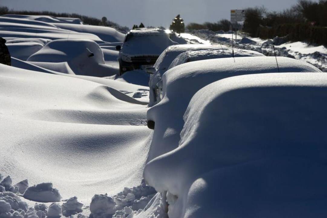 Baudos kvitas - už iš sniego nulipdą automobilį