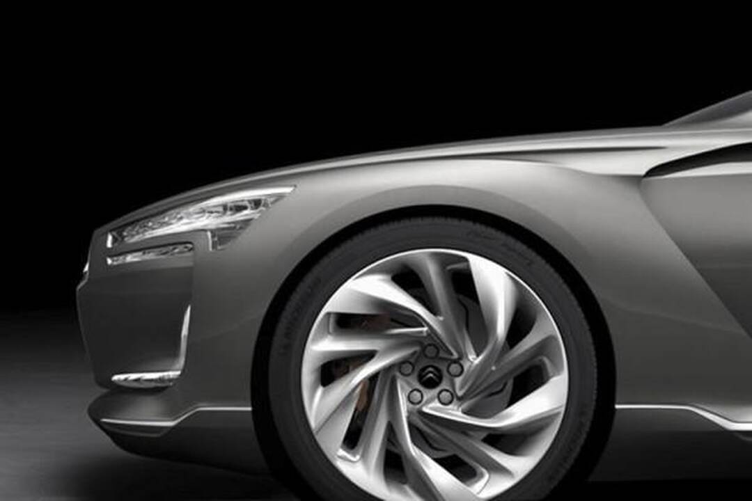 „Citroën“ stoja į kovą limuzinų klasėje 