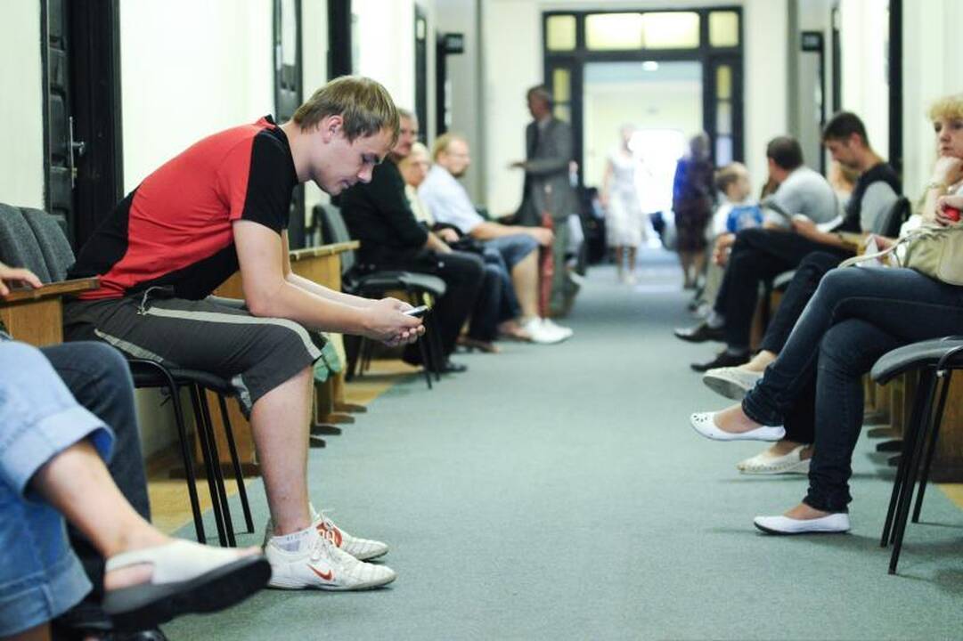Per mėnesį    šalyje    ūgtelėjo   nedarbas
