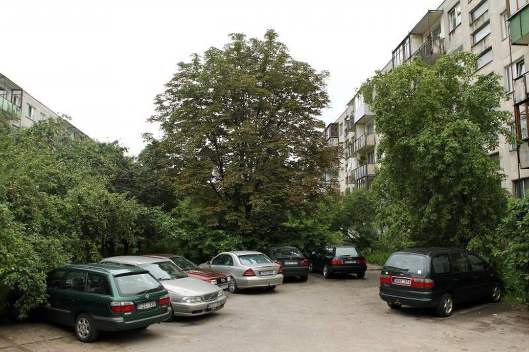 Vilniečiai raginami pranešti apie paliktus nebenaudojamus automobilius