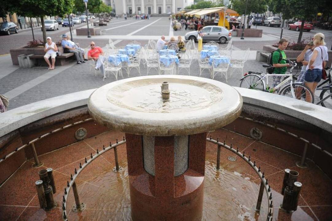 Lietuvoje turistai pinigų į fontanus linkę nemėtyti