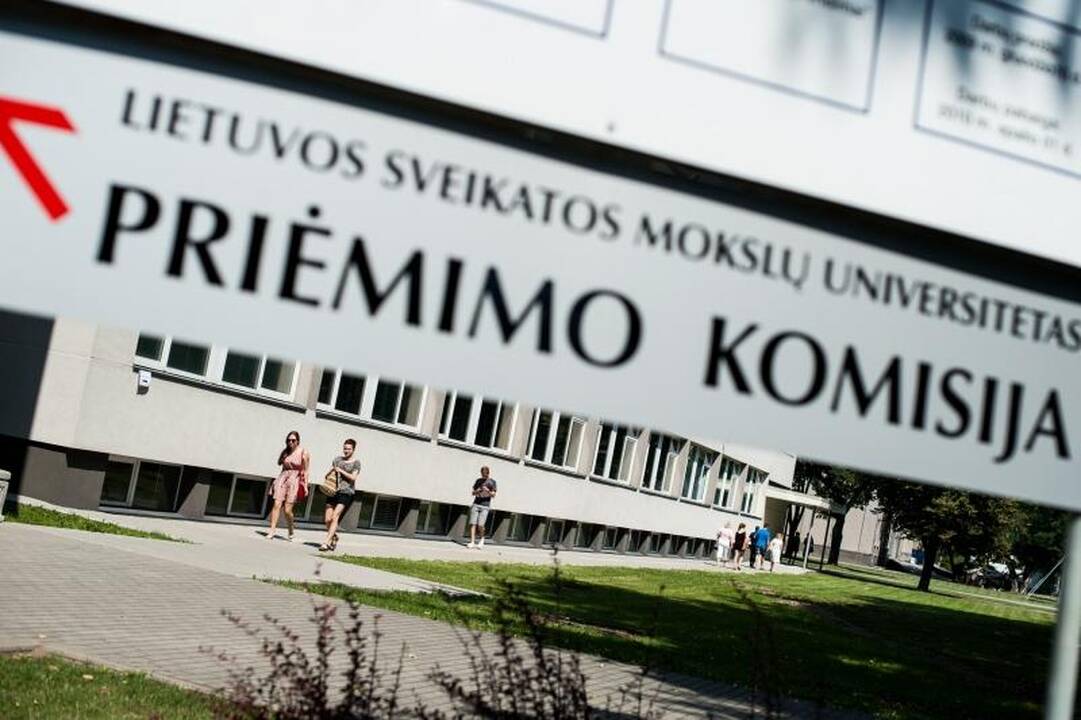 Į studijų patvirtinimą – ir su ramentais, ir su tėvais