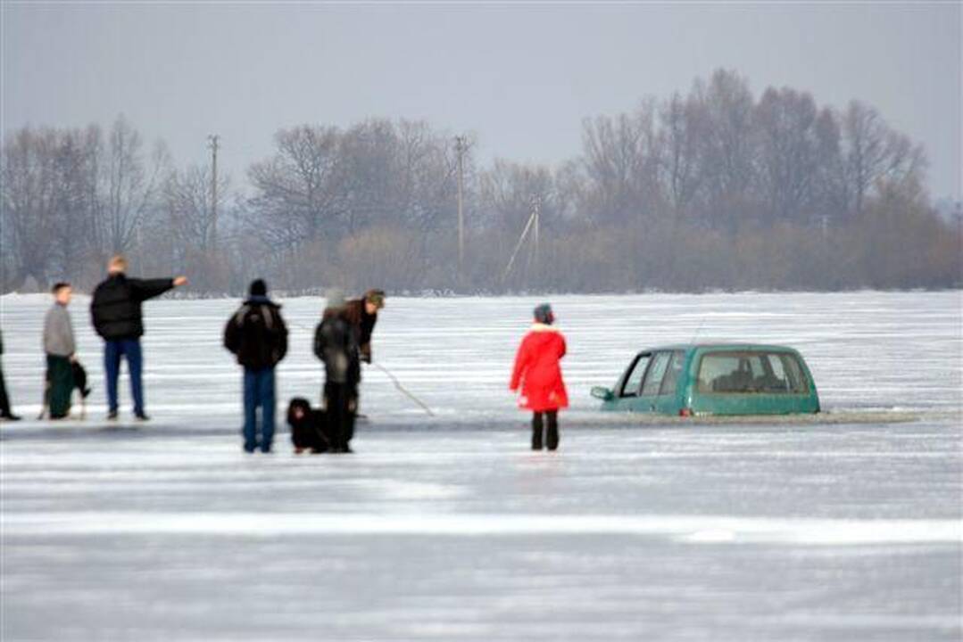 Ledu važinėti – rizikinga, gamtininkai pasiryžę skirti baudas 