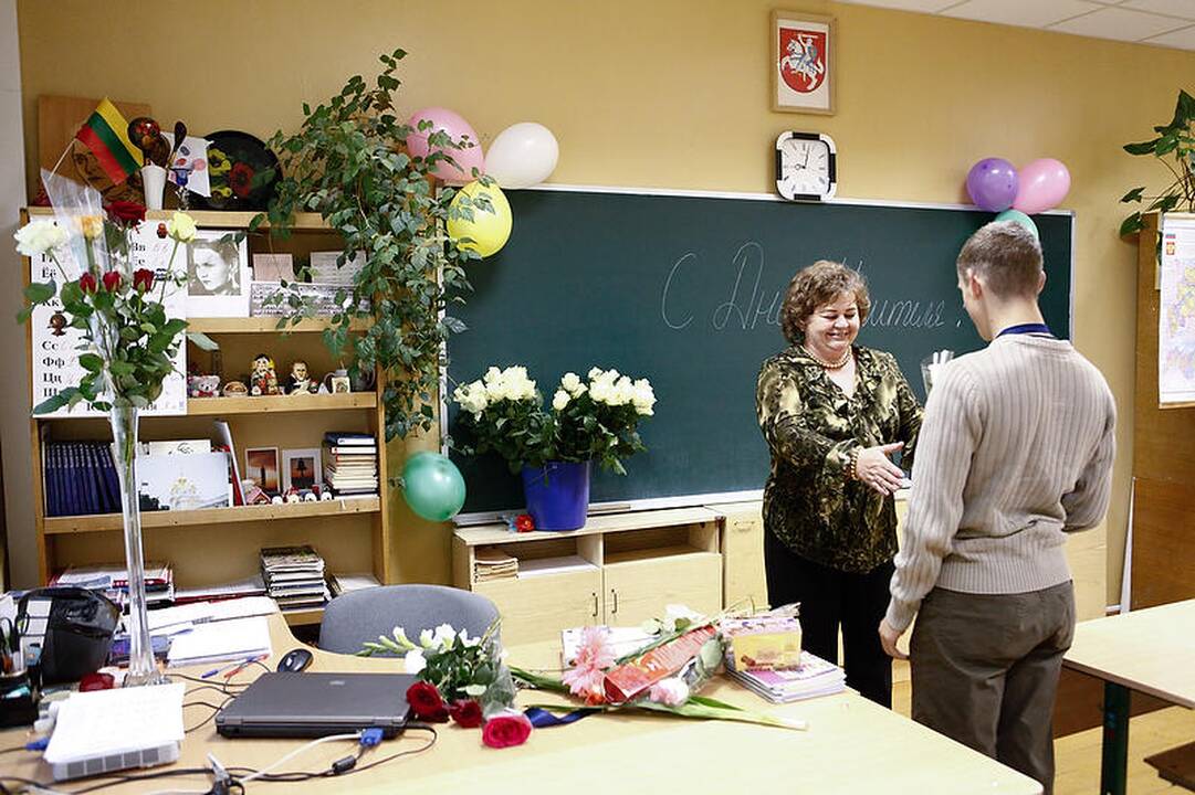 Mokytojų diena - auklėtinių gėlės ir sveikinimai