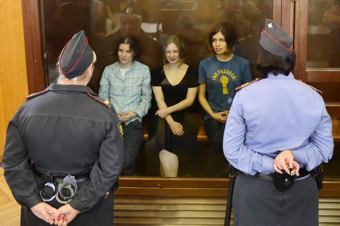 Buvęs Lenkijos lyderis prašo V.Putino pasigailėti „Pussy Riot“