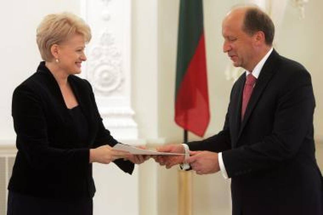 Vyriausybė grąžino įgaliojimus Prezidentei