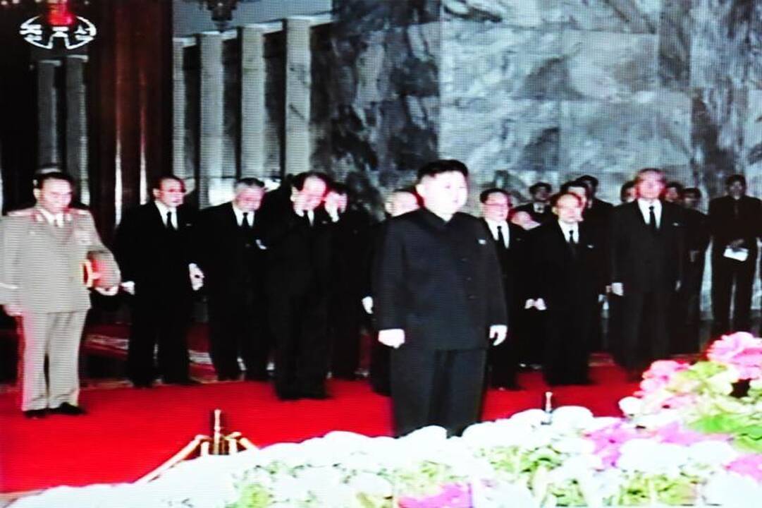Šiaurės Korėjos TV parodė pašarvotus šalies lyderio palaikus