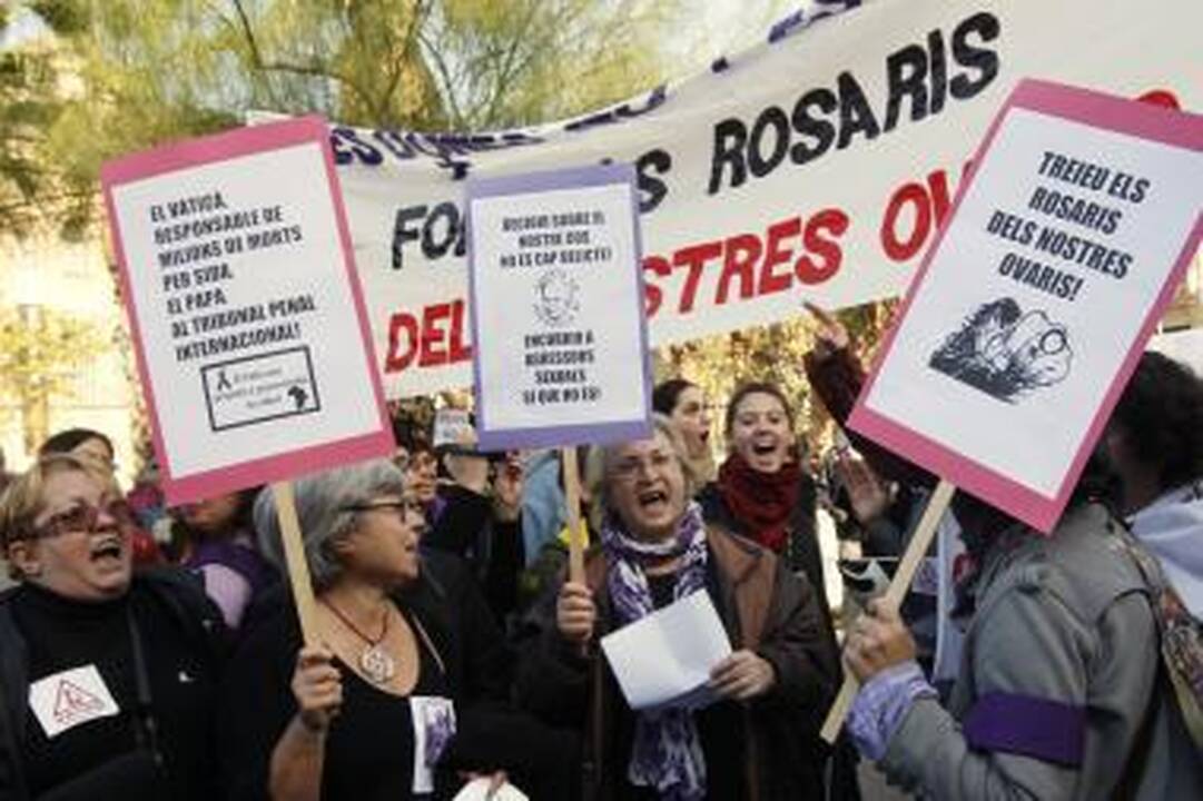 Barselonos gėjai ir lesbietės per popiežiaus vizitą surengė masinę bučiavimosi akciją