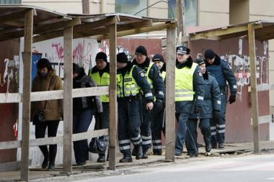 Profsąjungos: pareigūnų ateitis - nemokamos atostogos ir neremontuojami automobiliai