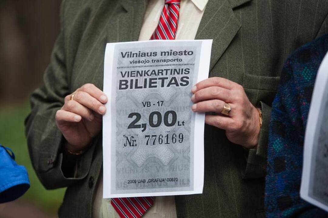 Vilniuje siūloma pratęsti popierinių bilietų galiojimą