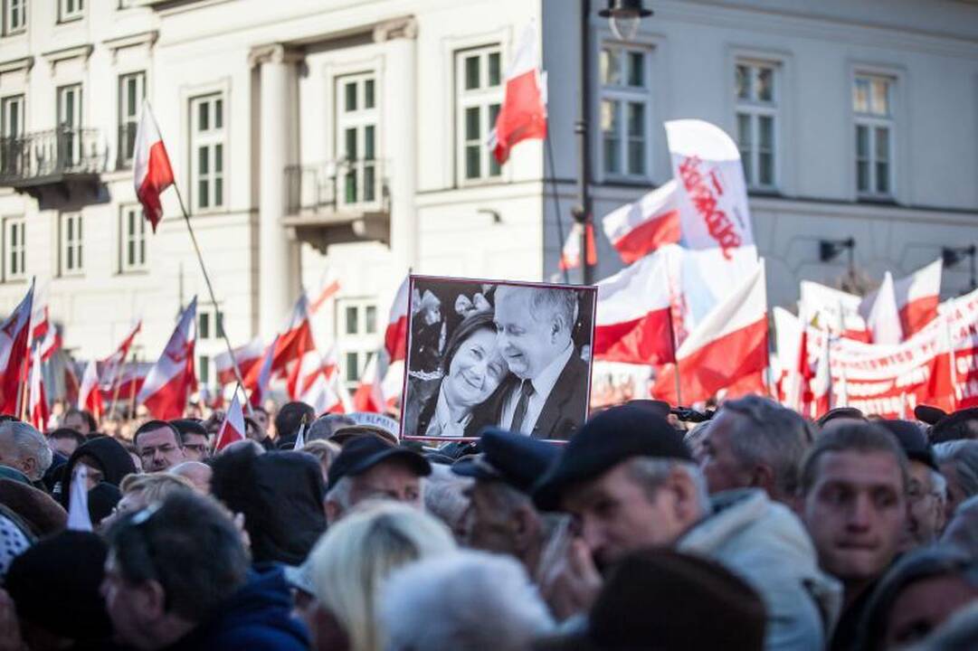Varšuvoje L.Kaczynskio žūties metinės paminėtos protestu