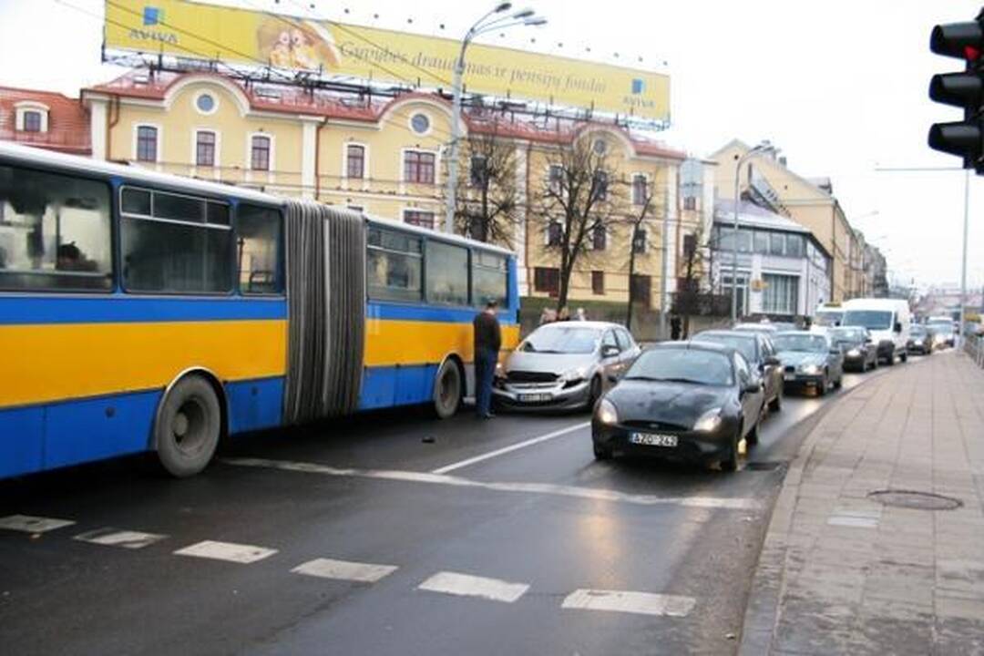 Prie Žaliojo tilto - autobuso ir automobilio kova