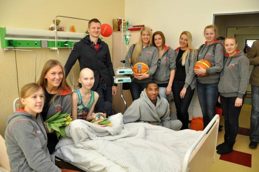 Žalgiriečiai ir krepšininkės pralinksmino sunkius ligoniukus (foto)