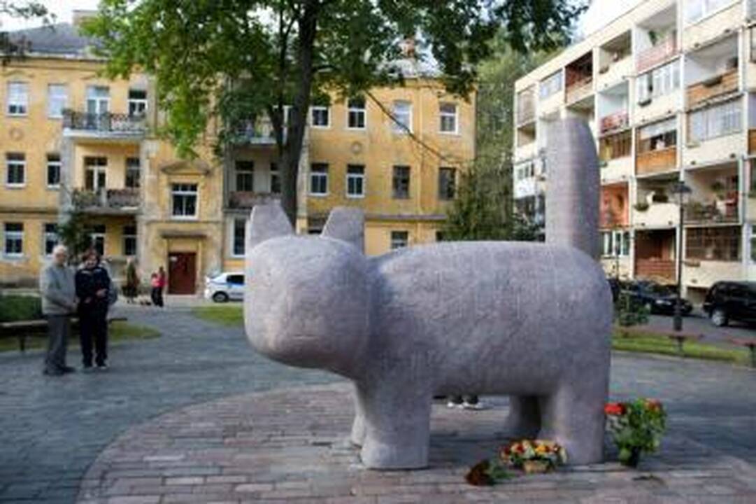 Atidengta katino skulptūra J.Ivanauskaitei