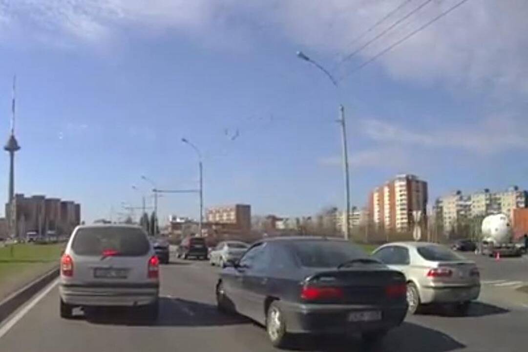 Automobilinis vaizdo registratorius - būdas apraminti kelių chuliganus