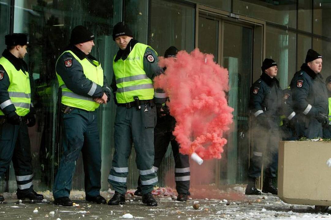 Siūloma numatyti baudžiamąją atsakomybę už riaušių kurstymą