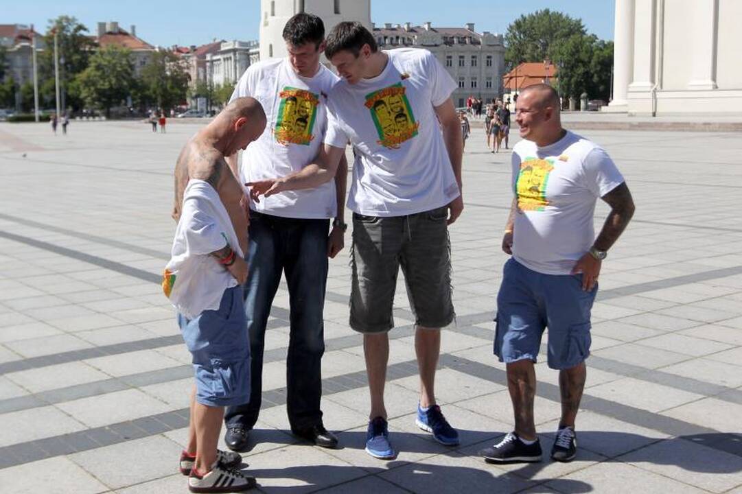 Brolių Lavrinovičių veidai atsidūrė ant sirgalių marškinėlių