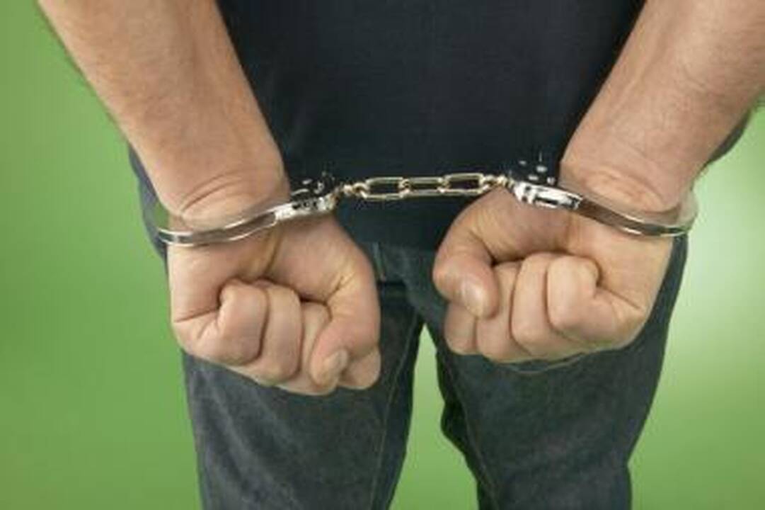 Įkaušusiai kompanijai - ašarinių dujų porcija ir antrankiai