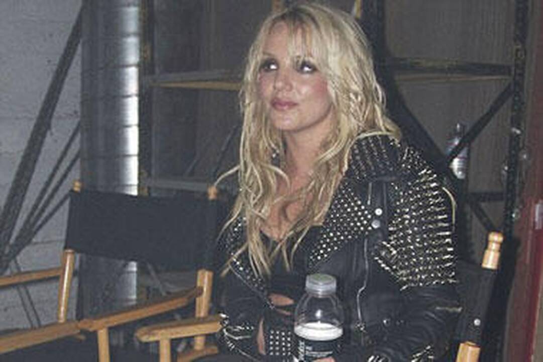 Naujo vaizdo klipo filmavimo aikštelėje B.Spears virto provokuojančia rokere