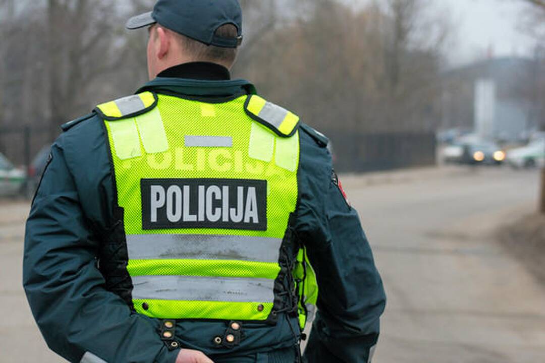 Elektrėnų policija per gaudynes peršovė neblaivaus 16-mečio automobilį