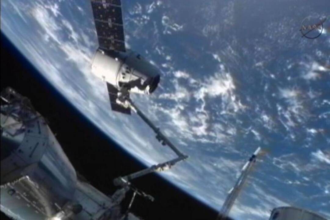 „SpaceX“ kosminė kapsulė pliumptelėjo Ramiajame vandenyne