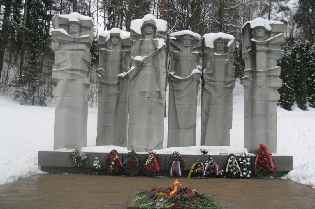 Raudonosios armijos dieną gėlių nepagailėta ir Napoleono kariams