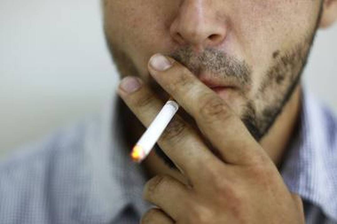 Seimo narys siūlo trigubai padidinti įspėjimus ant cigarečių pakelių (papildyta)