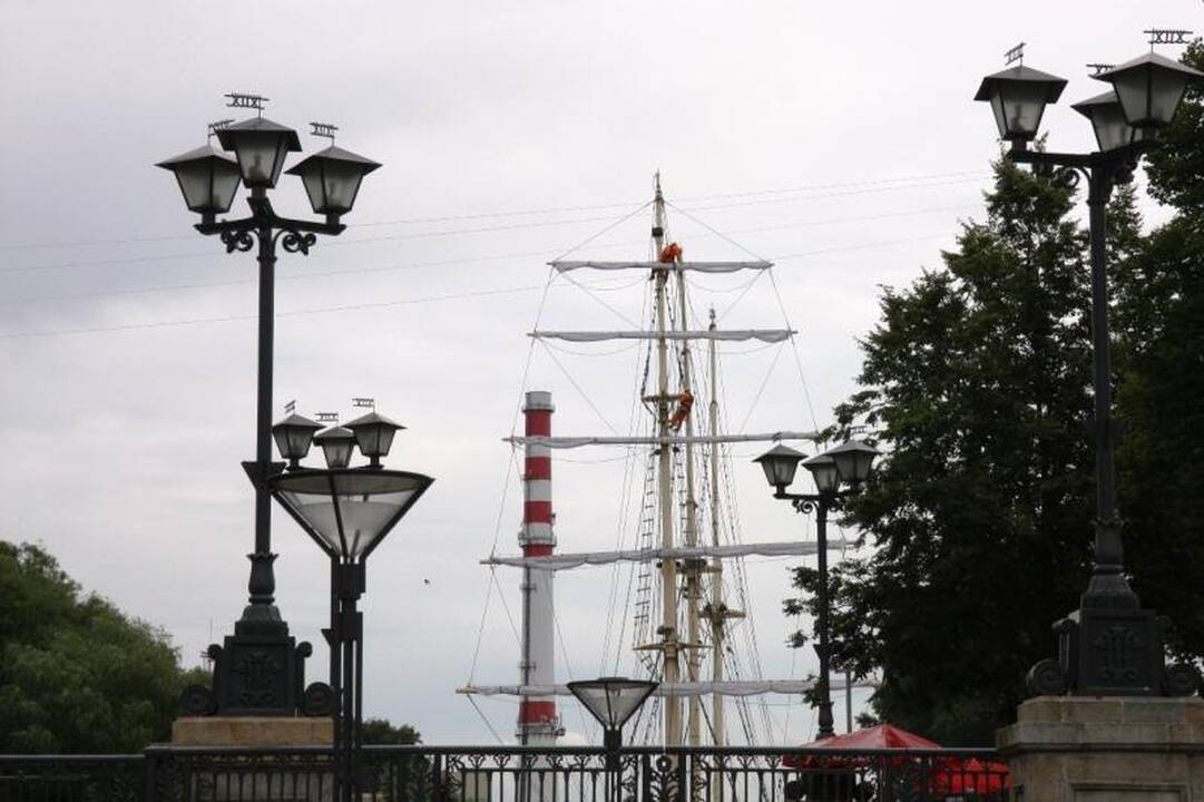 „Meridianas“ Jūros šventei puošiamas naujomis burėmis 