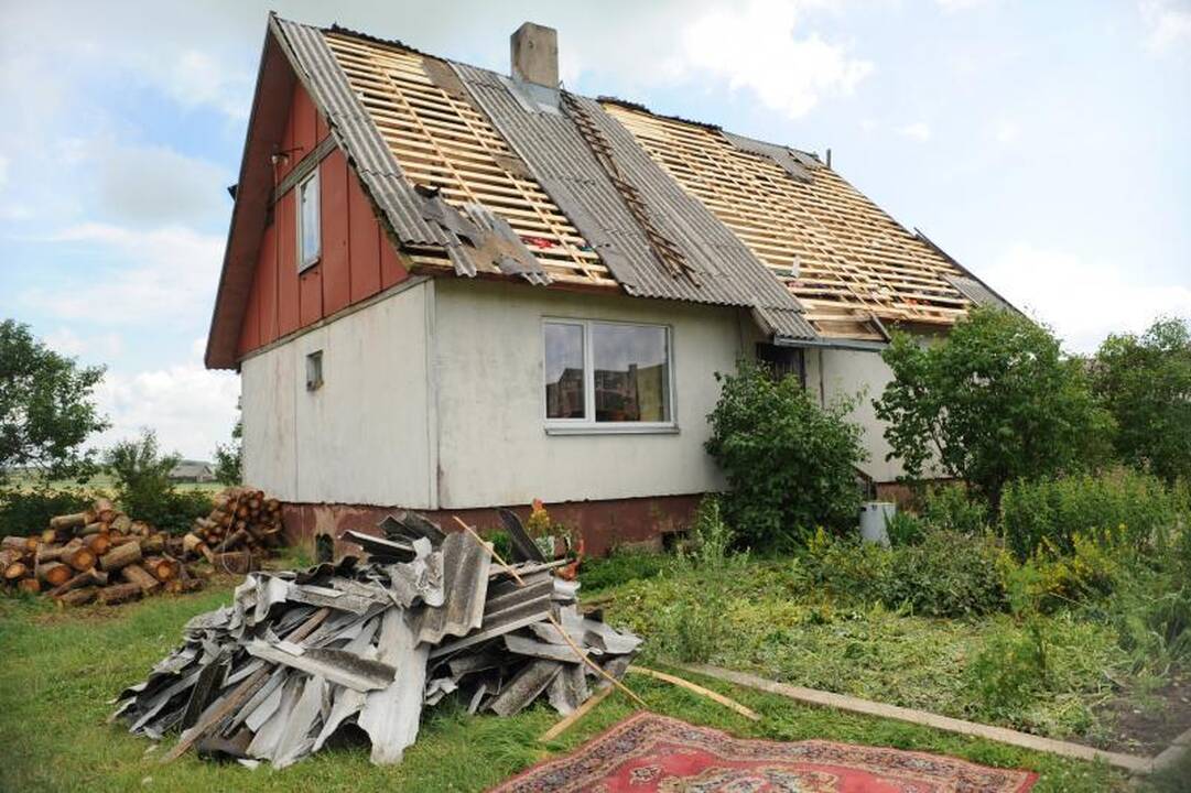 Šalčininkuose vėtra apsėmė kelius, vertė medžius