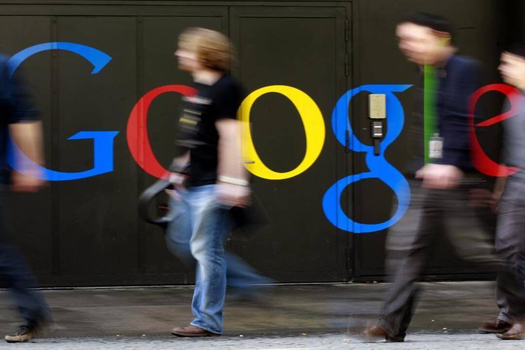 „Google“ „už darbą“ siūlo grynuosius pinigus 