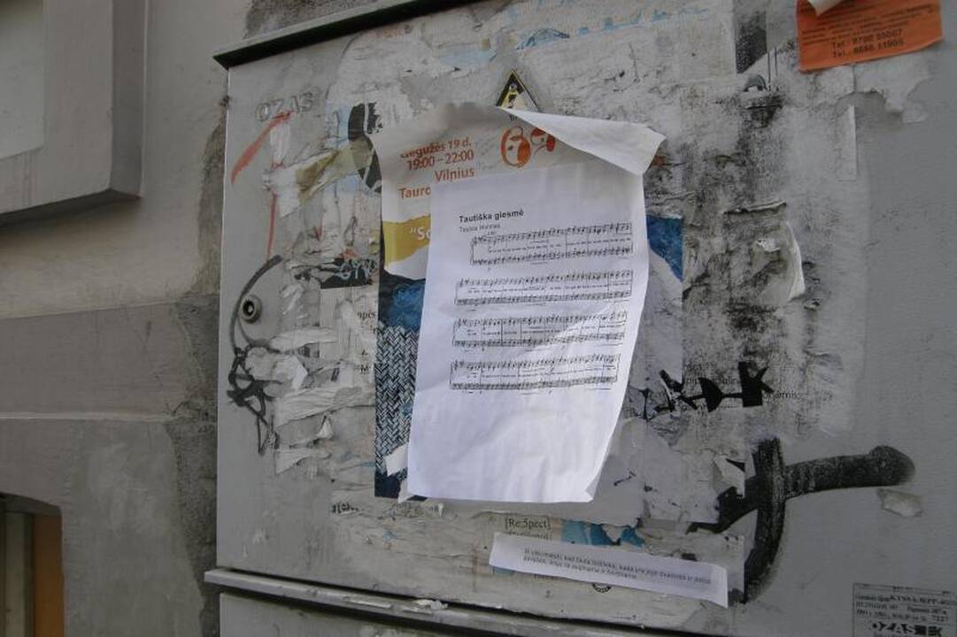 Užsimojo gatvės praeivius išmokyti himno