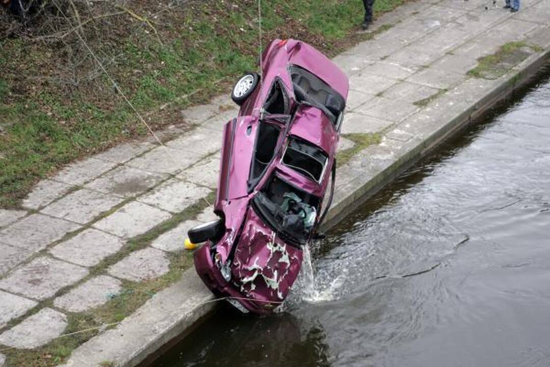Į Nerį įlėkęs automobilis rastas po Mindaugo tiltu (papildyta)