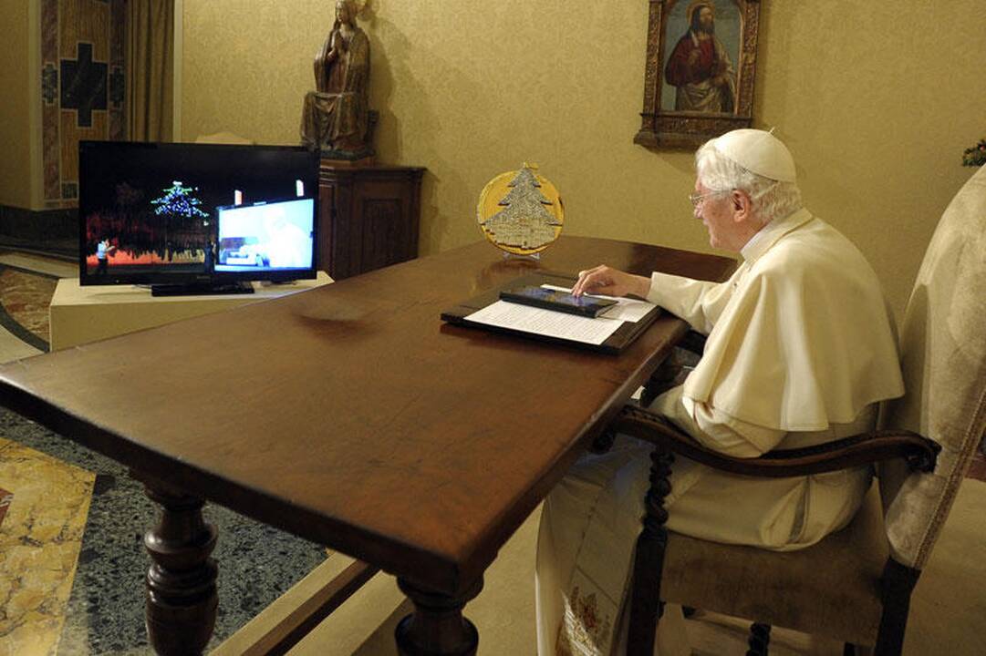 Popiežius internetu įžiebė „didžiausią pasaulyje Kalėdų eglę“