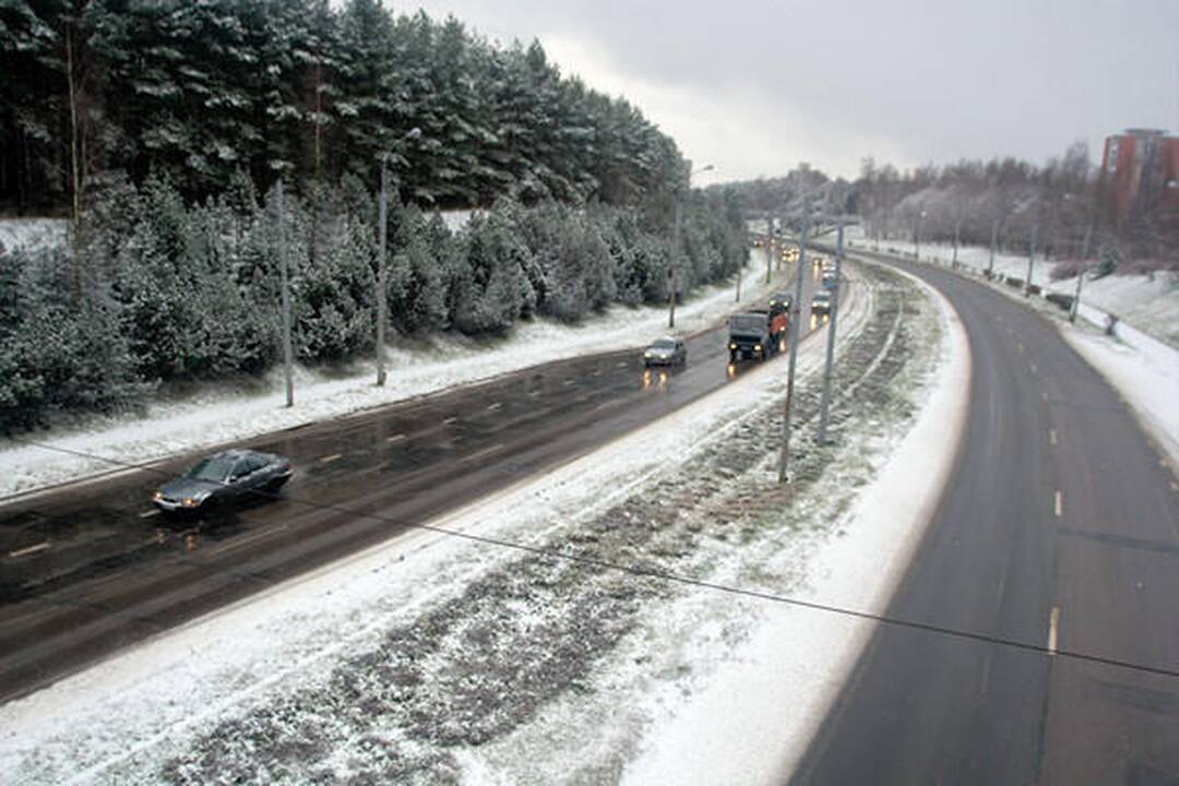 Kelių būklė: eismo sąlygos neblogos, vietomis sninga
