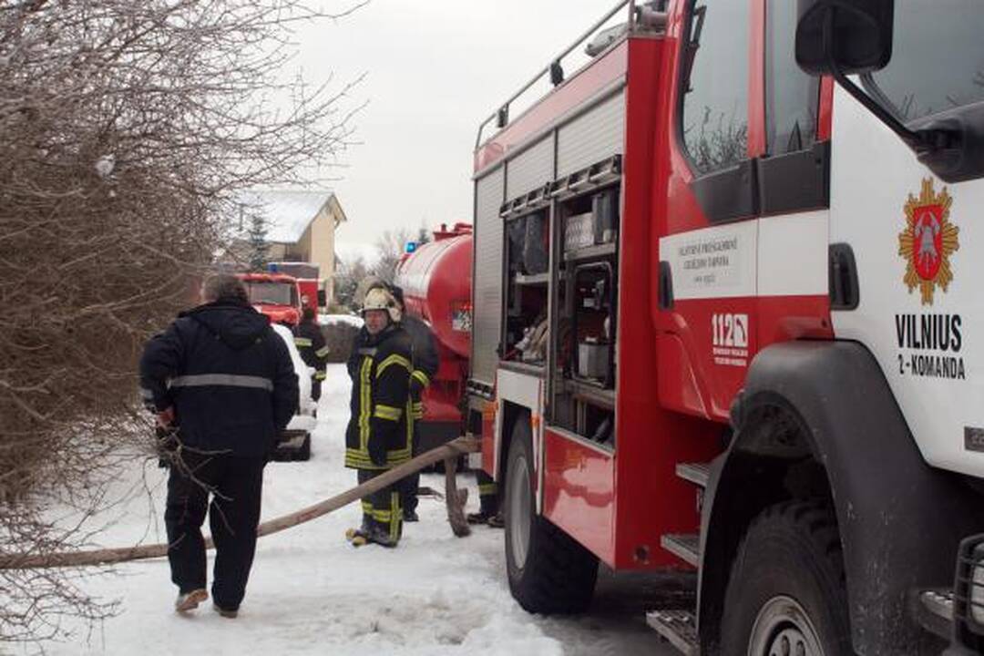 Dėl netvarkingo dūmtraukio sudegė namas Pagiriuose