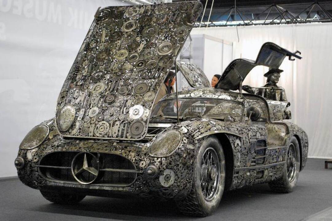 Frankurtas: iš metalo laužo „Mercedes-Benz 300 SL“