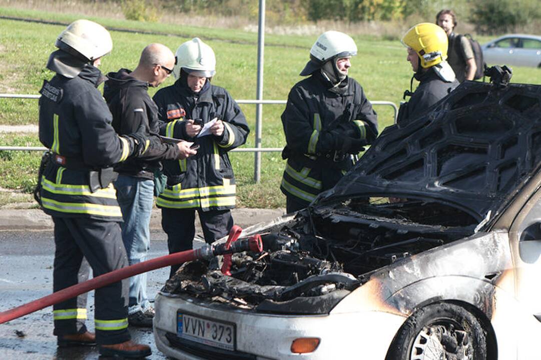 Važiuodamas iš techninės apžiūros centro sudegė lengvasis automobilis