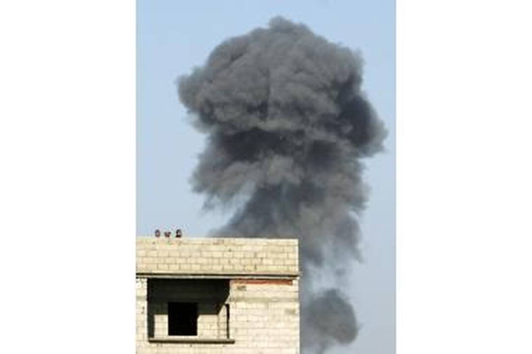 Izraelis atnaujino Gazos ruožo bombardavimus