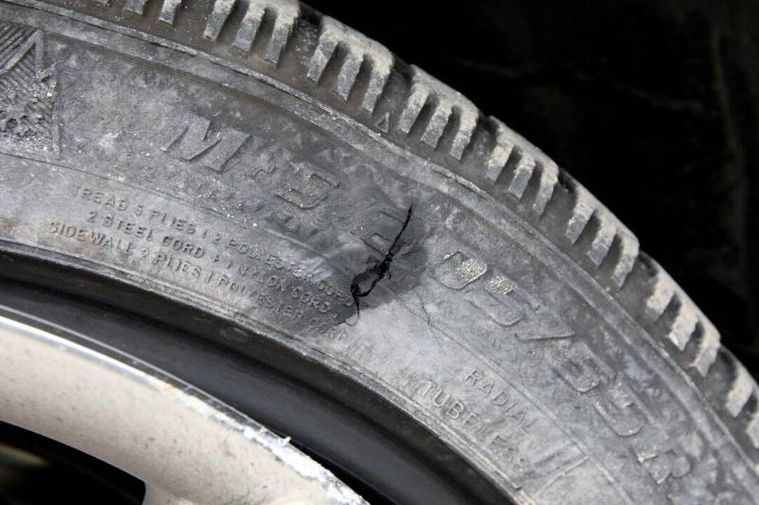Automobilį rado supjaustytomis padangomis