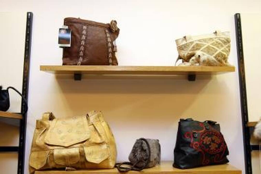 Rankinės: ką rinktis delninukę ar talpų krepšį?