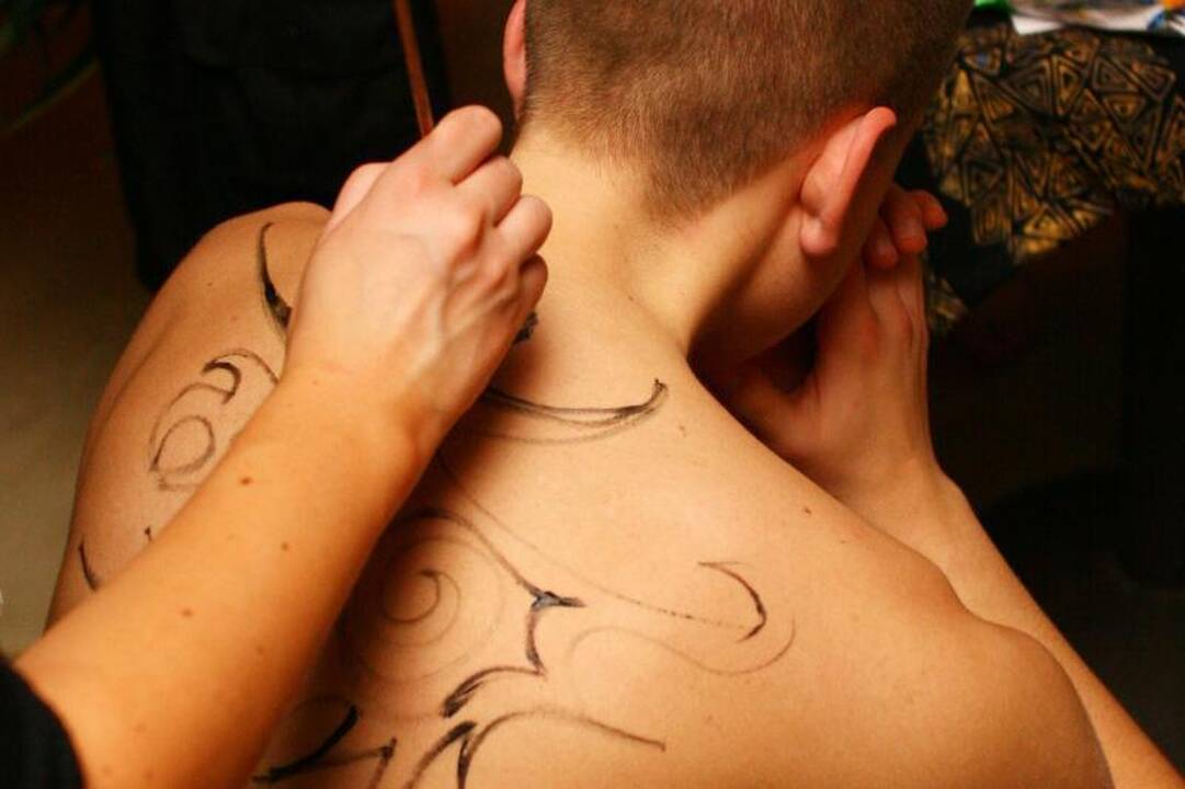 Tatuiruotus valdininkus slėps nuo visuomenės