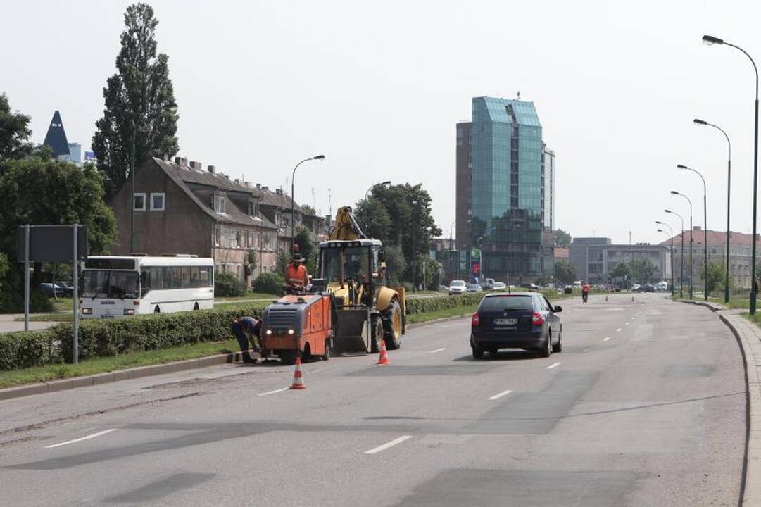 Klaipėdoje Minijos gatvėje lopo duobes 