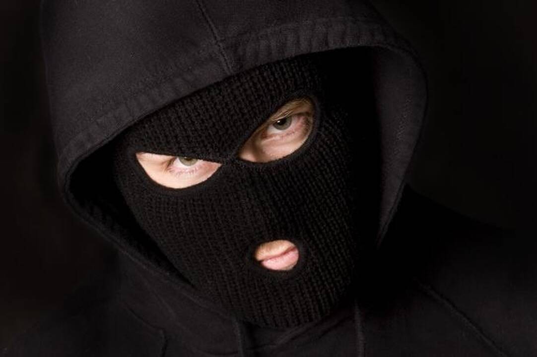 Laiptinėje plėšikai iš moters pagrobė aukso žiedus ir piniginę