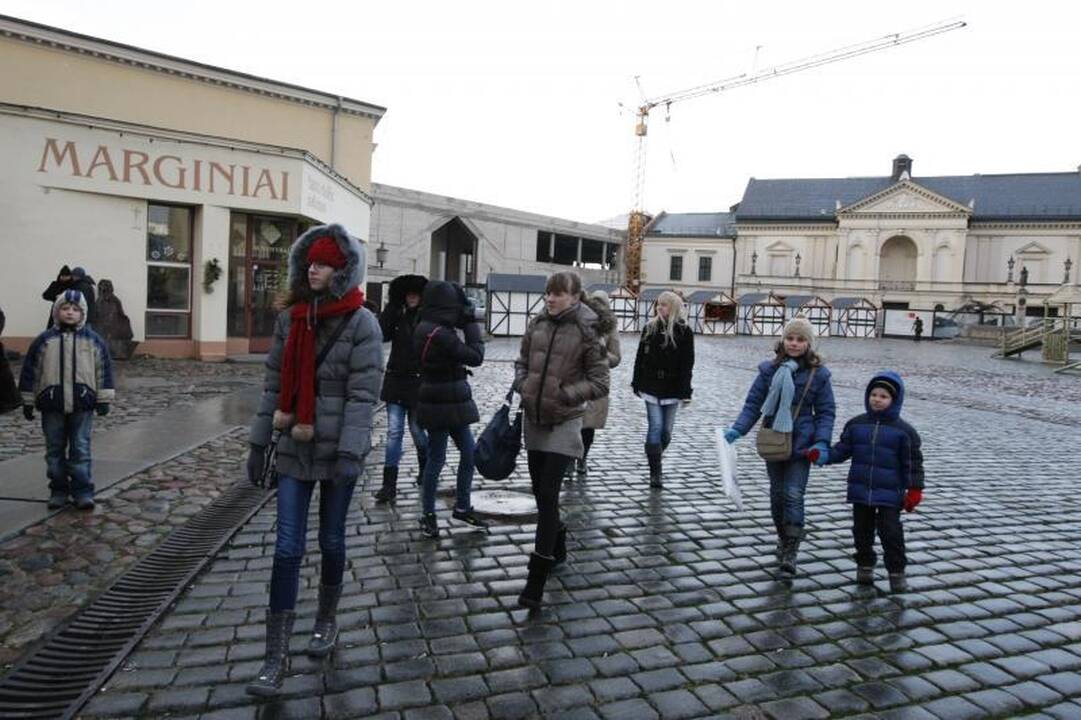 Lietus ir vėjas išvaikė klaipėdiečius iš kalėdinės mugės