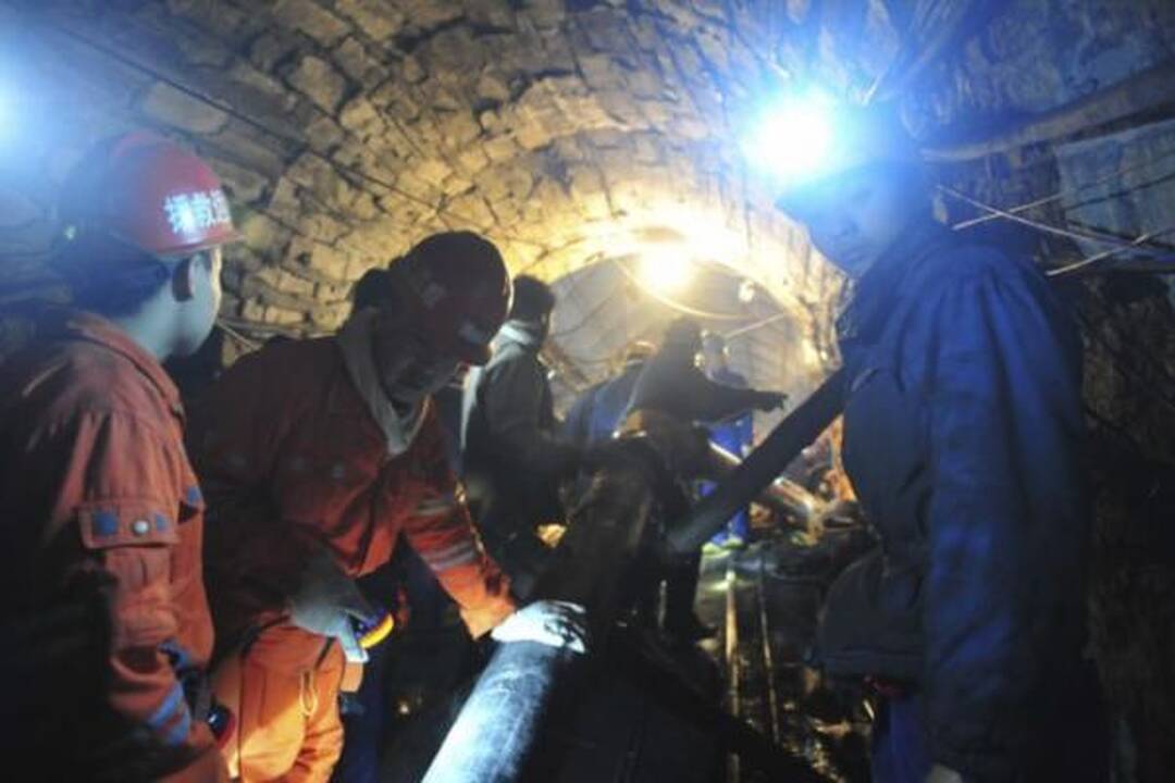 Kinijoje iš užtvindytos šachtos išgelbėti visi 29 angliakasiai