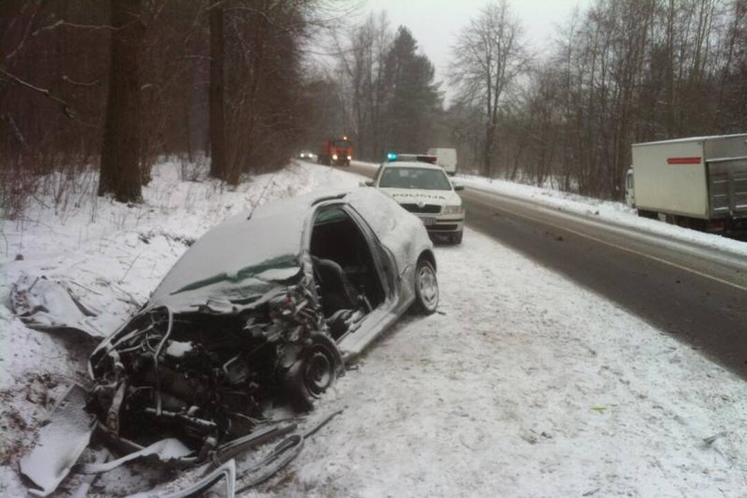 Sostinėje ugniagesiai išvadavo prispaustą merginą (papildyta)