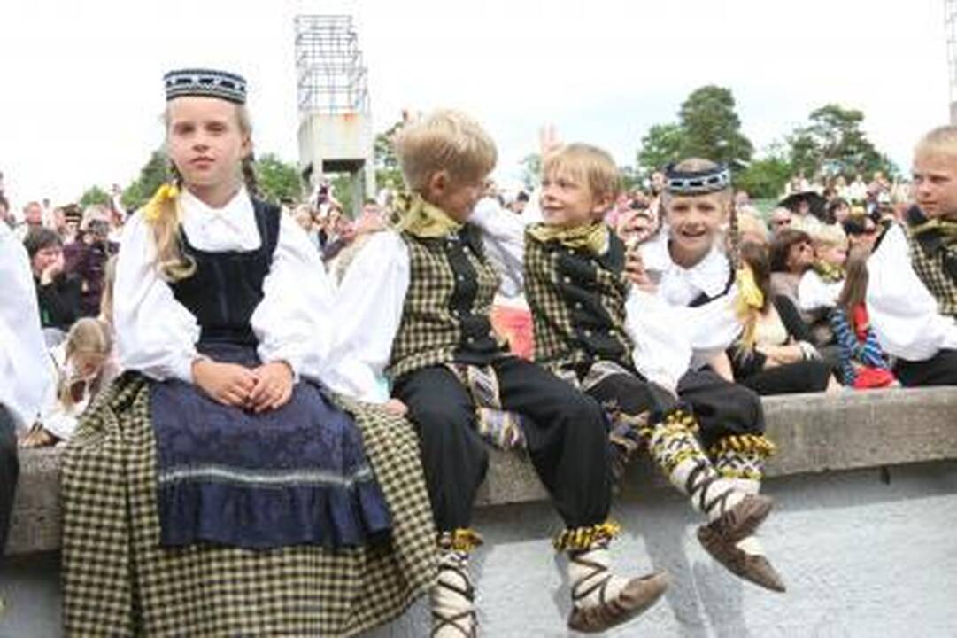 Vaikai ruošiasi šokti "Ant stogo"
